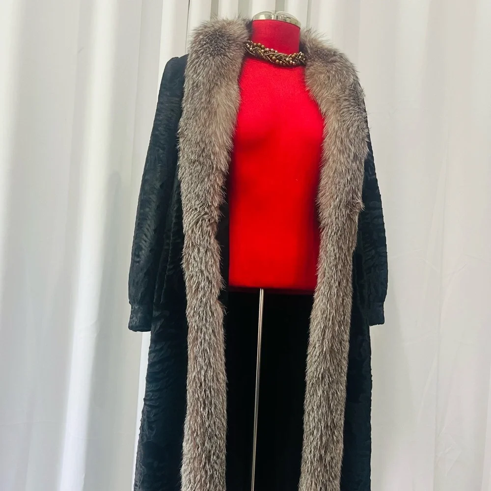 Chic Black Cape with Luxurious Fur Trim - Picture 1 of 4